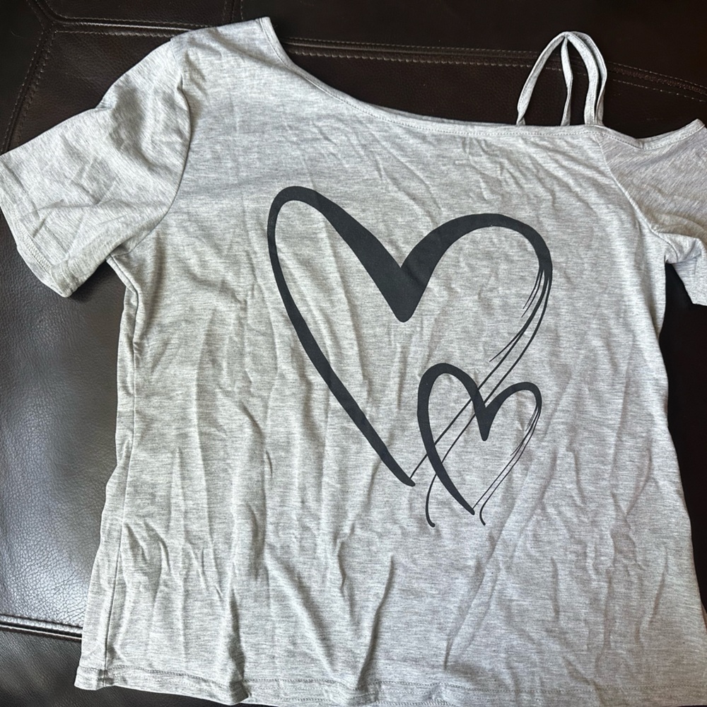 Women’s Gray Heart Print Short Sleeve Top